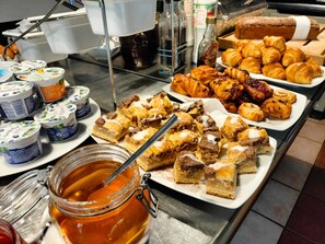 Déjeuner, dîner et souper servis sur place