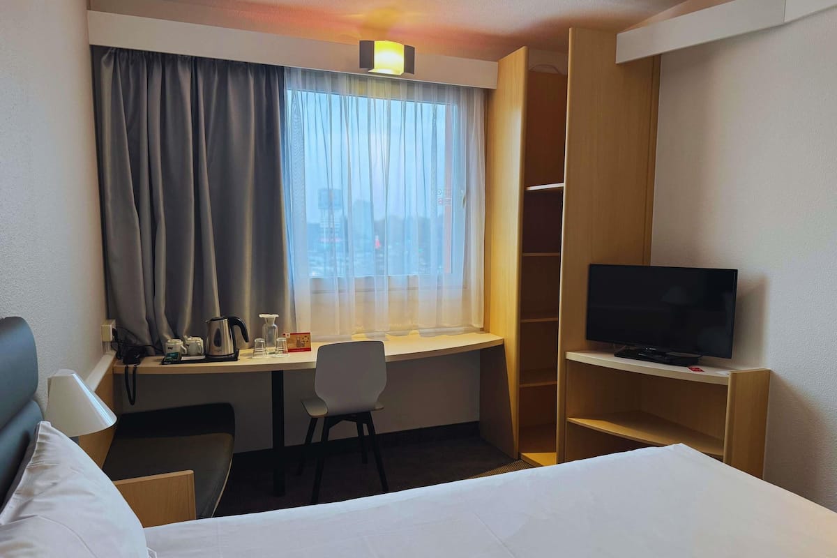 Roupas de cama premium, cofres nos quartos, escrivaninha