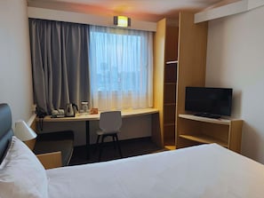 Premium bedding, in-room safe, desk, laptop workspace