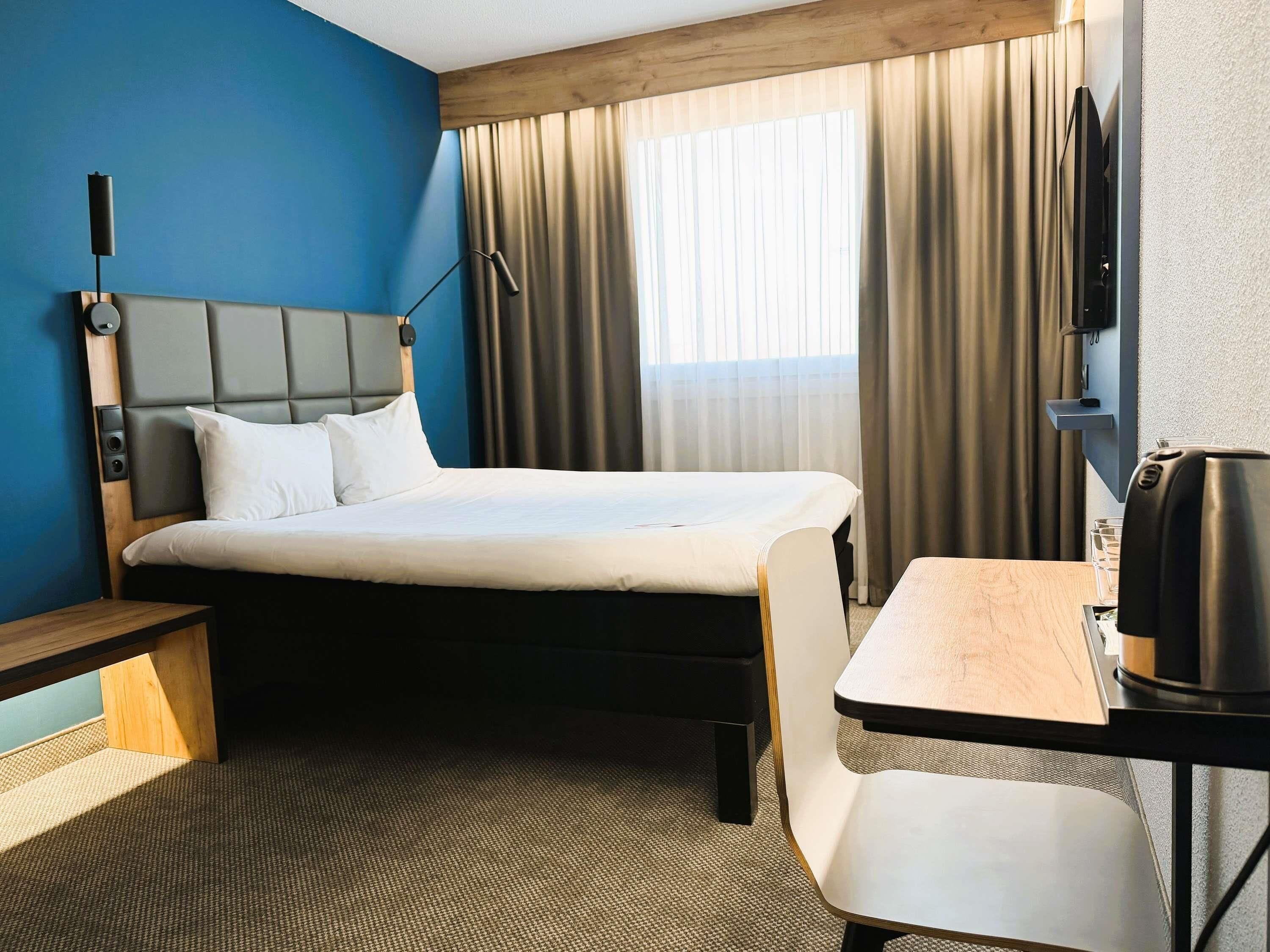 Habitación Deluxe, 1 cama doble | Ropa de cama de alta calidad, caja fuerte, escritorio