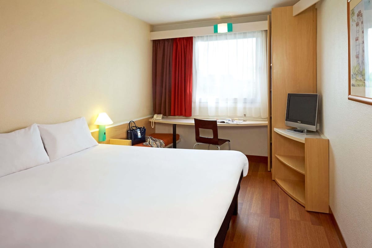 Zimmer, 1 Doppelbett | Hochwertige Bettwaren, Zimmersafe, Schreibtisch