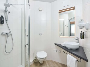 Luxe beddengoed, een kluis op de kamer, een bureau, een laptopwerkplek