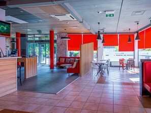 Déjeuner, dîner et souper servis sur place