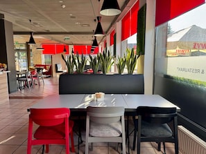 Bar (trong khuôn viên)