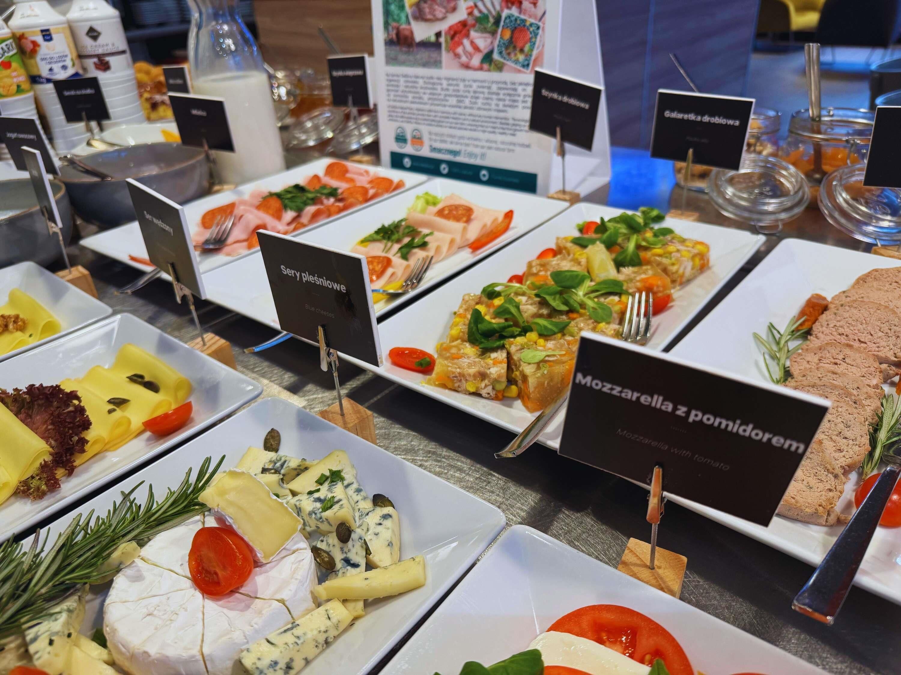 Een buffet met diverse keuzes, zoals kaas, vleeswaren en salades.