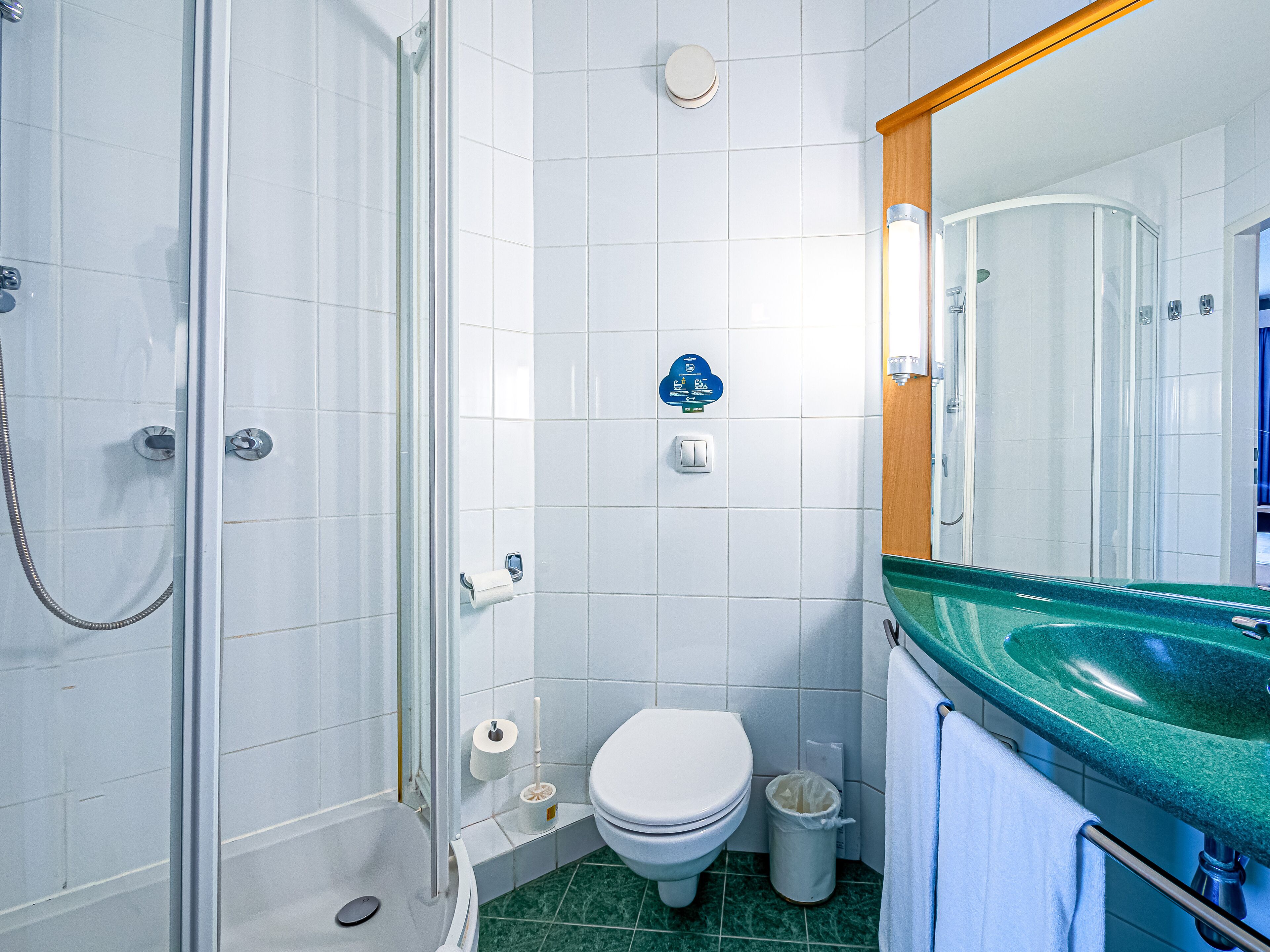 Een douche,  milieuvriendelijk toiletgerief, een haardroger, handdoeken