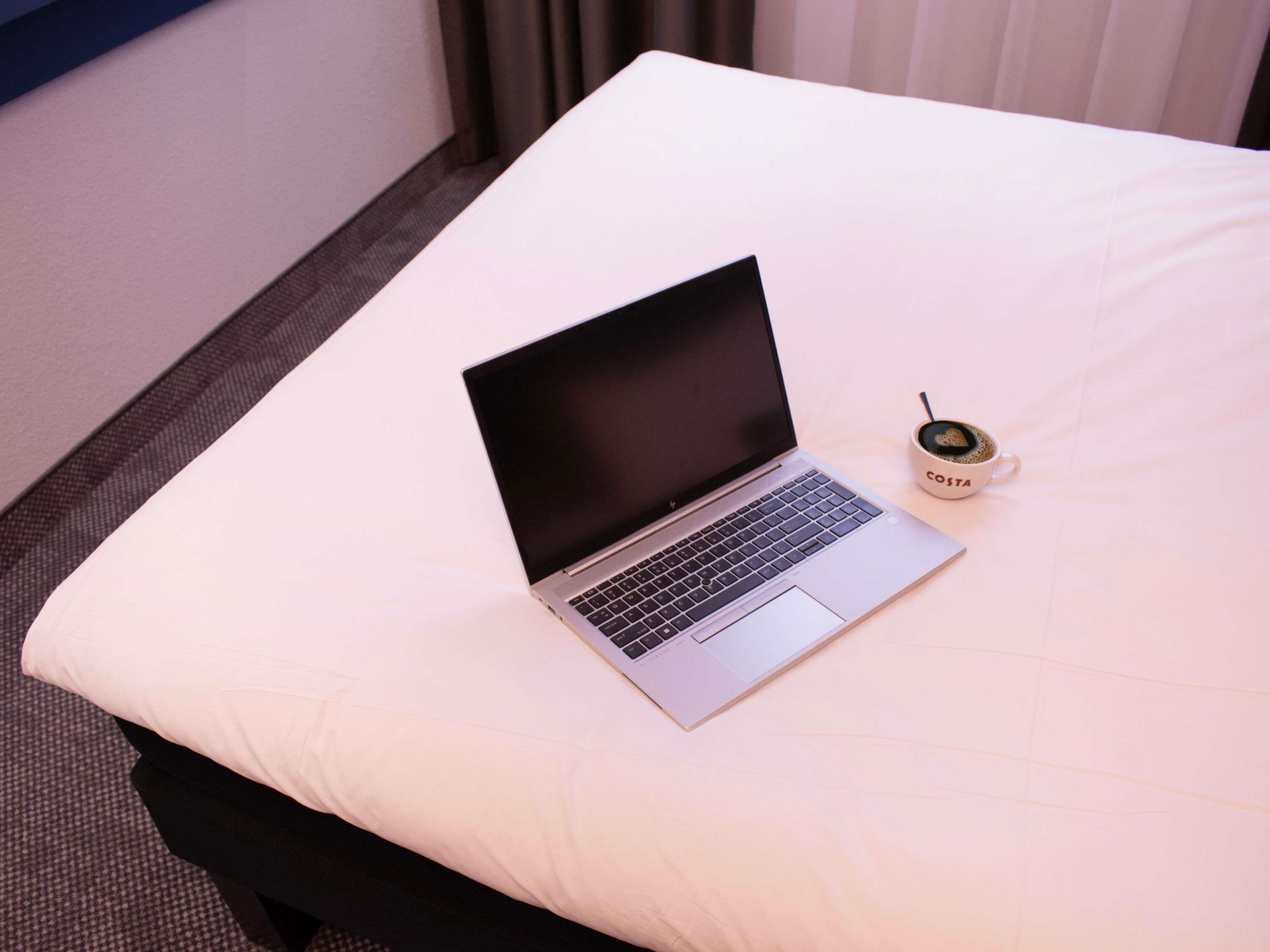 Deluxe Room, 1 Double Bed | Premium bedding, in-room safe, desk, laptop workspace