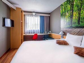 Premium bedding, in-room safe, desk, laptop workspace