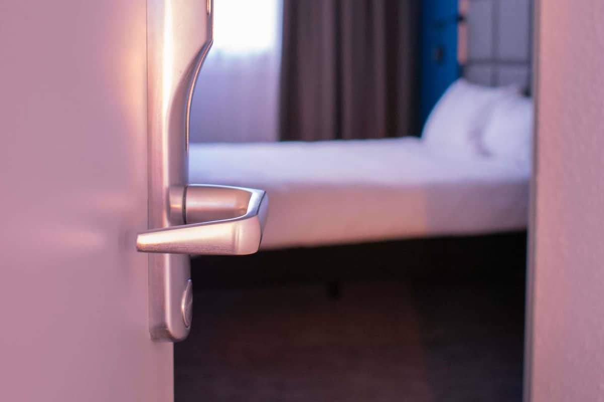 Habitación Deluxe, 1 cama matrimonial | Ropa de cama de alta calidad y caja de seguridad en la habitación