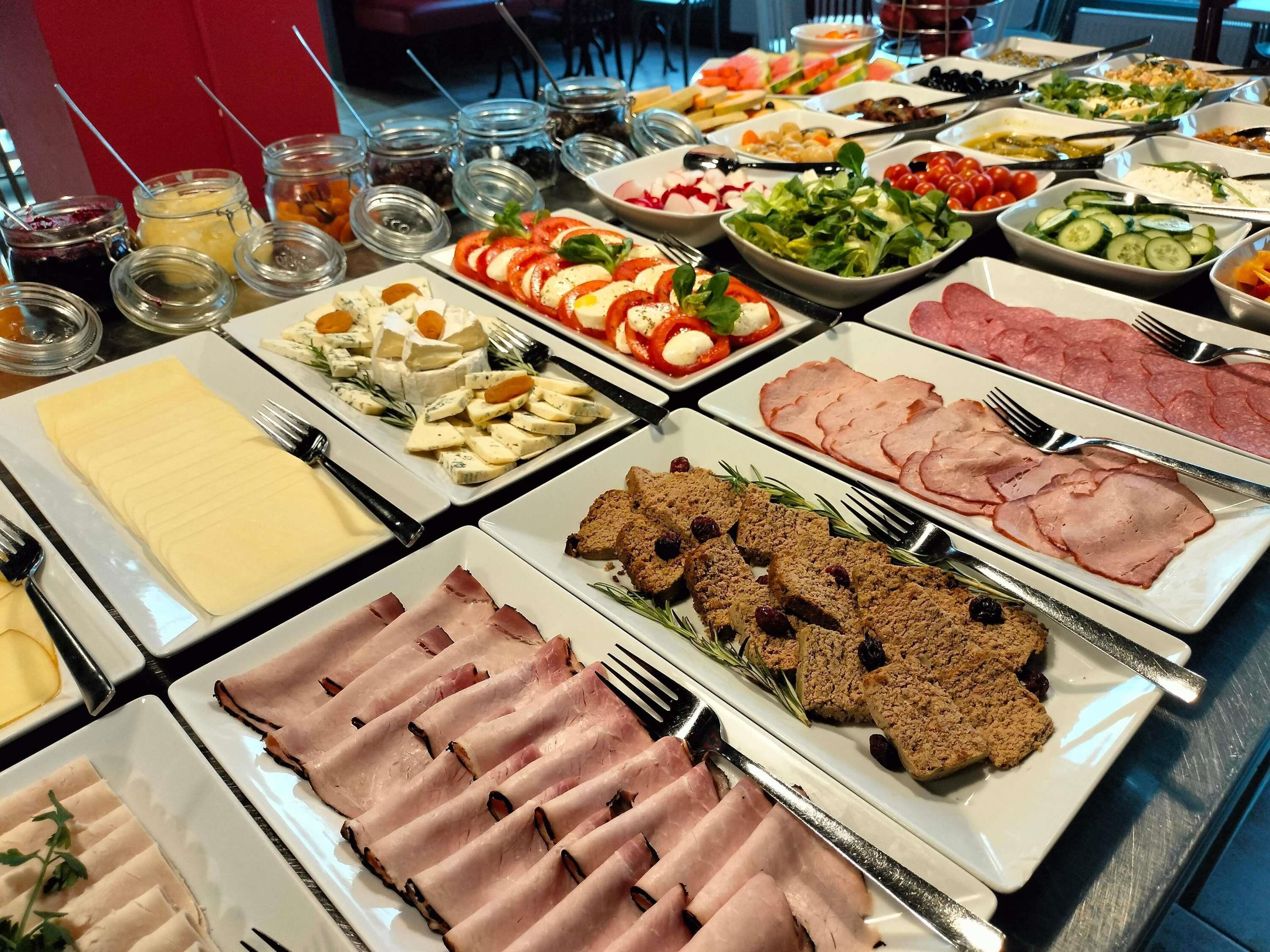 Café da manhã com buffet diário (PLN 60 por pessoa) 