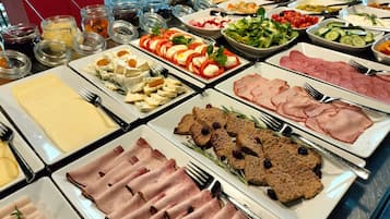 Desayuno buffet todos los días (PLN 60 por persona)