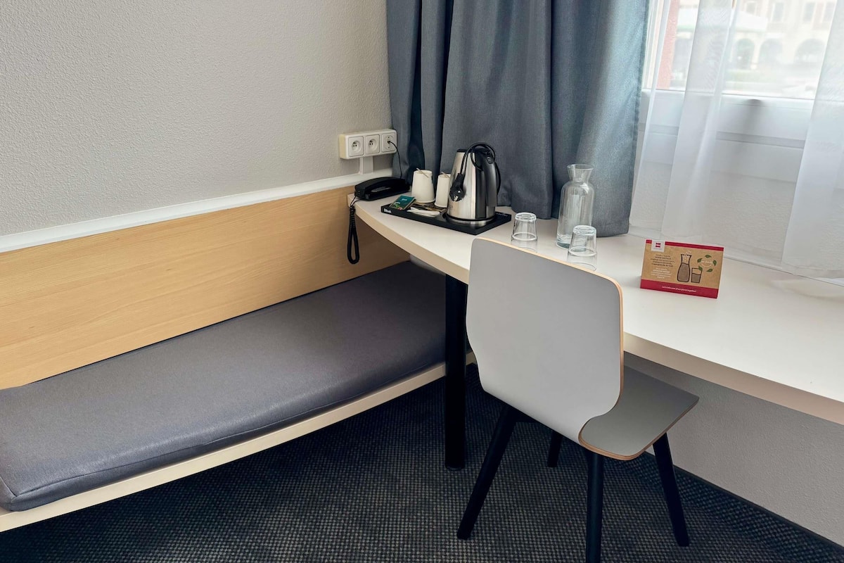 Ropa de cama de alta calidad, caja fuerte, escritorio