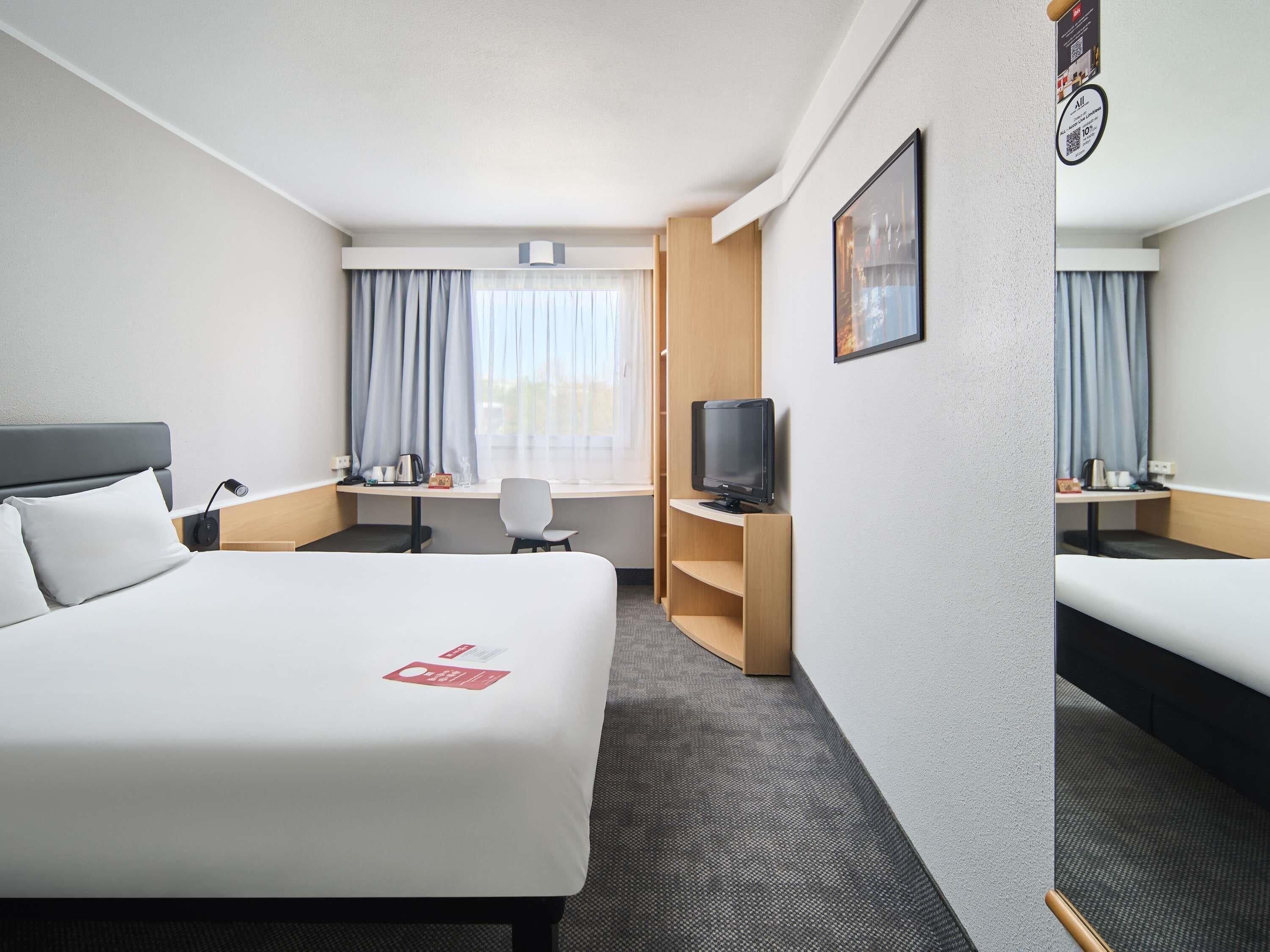 Premium bedding, in-room safe, desk, laptop workspace