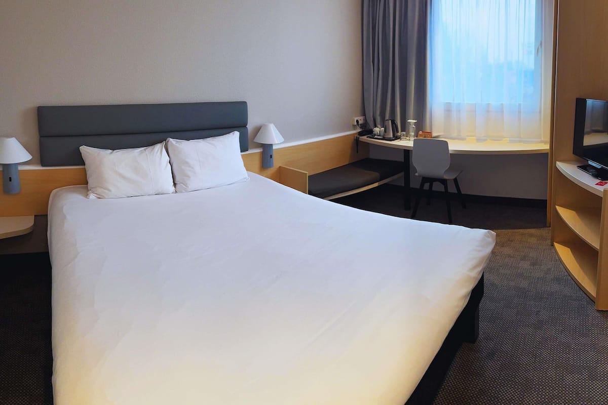 Premium bedding, in-room safe, desk, laptop workspace