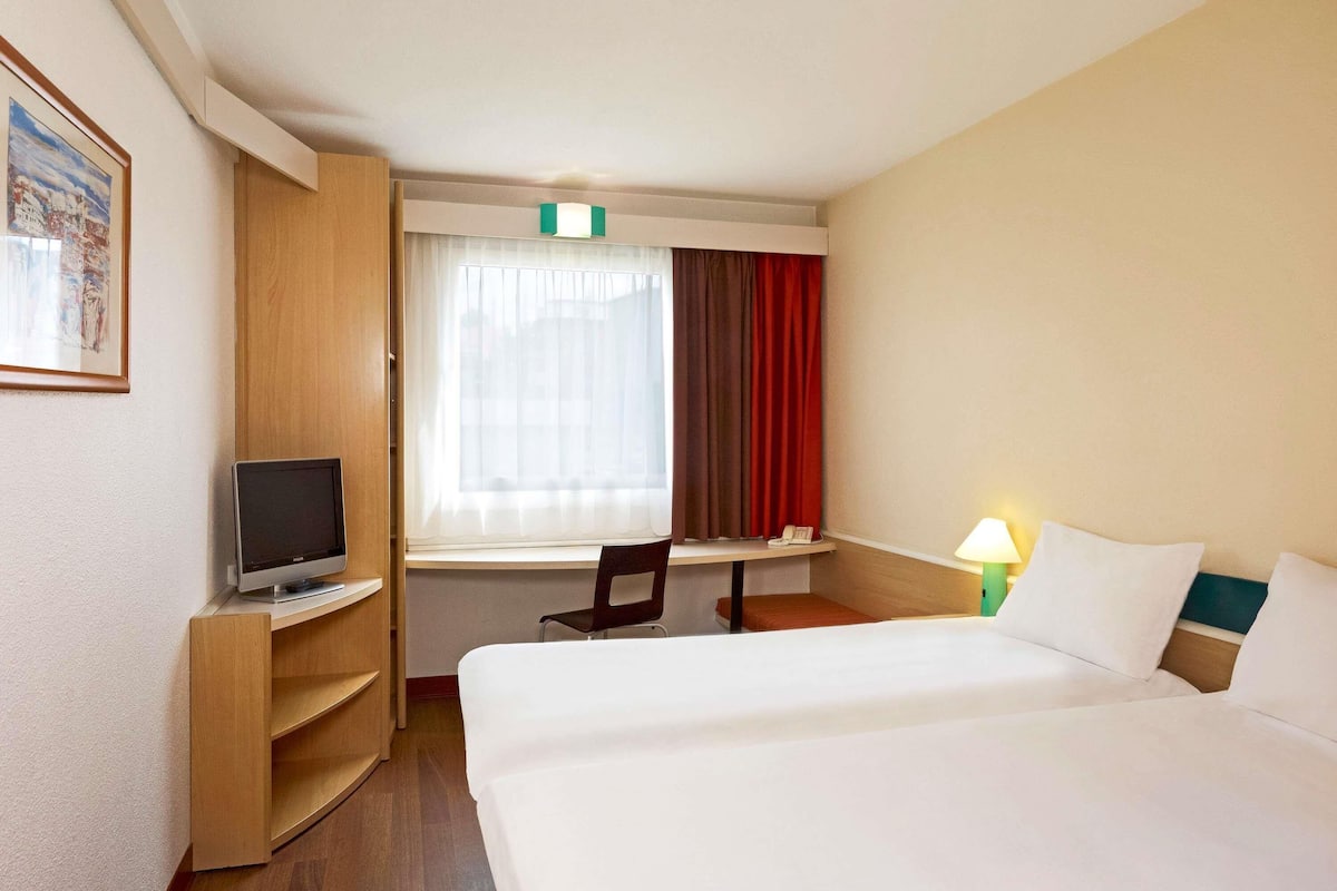 Premium bedding, in-room safe, desk, laptop workspace