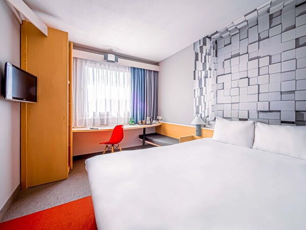 Room, 1 Double Bed | Premium bedding, in-room safe, desk, laptop workspace