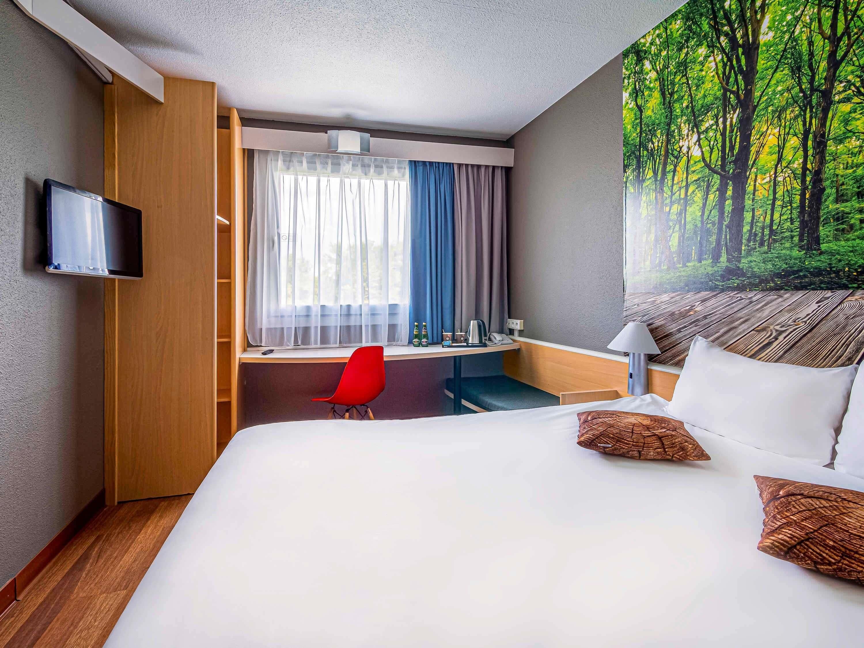 Room, 1 Double Bed | Premium bedding, in-room safe, desk, laptop workspace