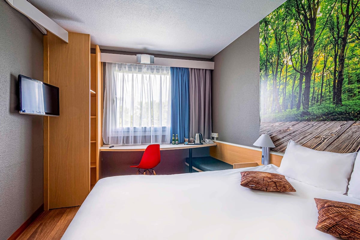 Habitación, 1 cama matrimonial | Ropa de cama de alta calidad y caja de seguridad en la habitación