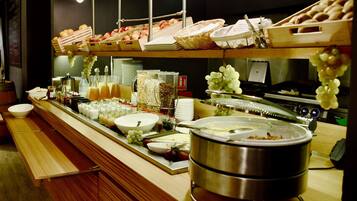 Petit déjeuner buffet (13.90 EUR par personne)