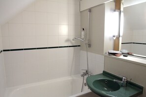 Standard Room, 2 Single Beds | Bathroom