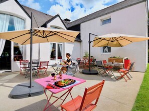 Déjeuner et dîner servis sur place, spécialités Cuisine locale