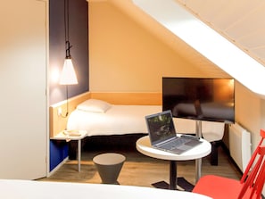 Verdunkelungsvorhänge, schallisolierte Zimmer, Bügeleisen/Bügelbrett