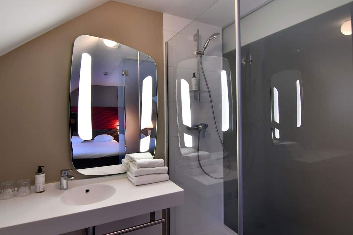 standard room, 2 single beds | blackout curtains, soundproofing, iron/ironing board