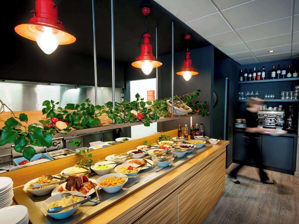 Aperto a pranzo e cena, cucina locale