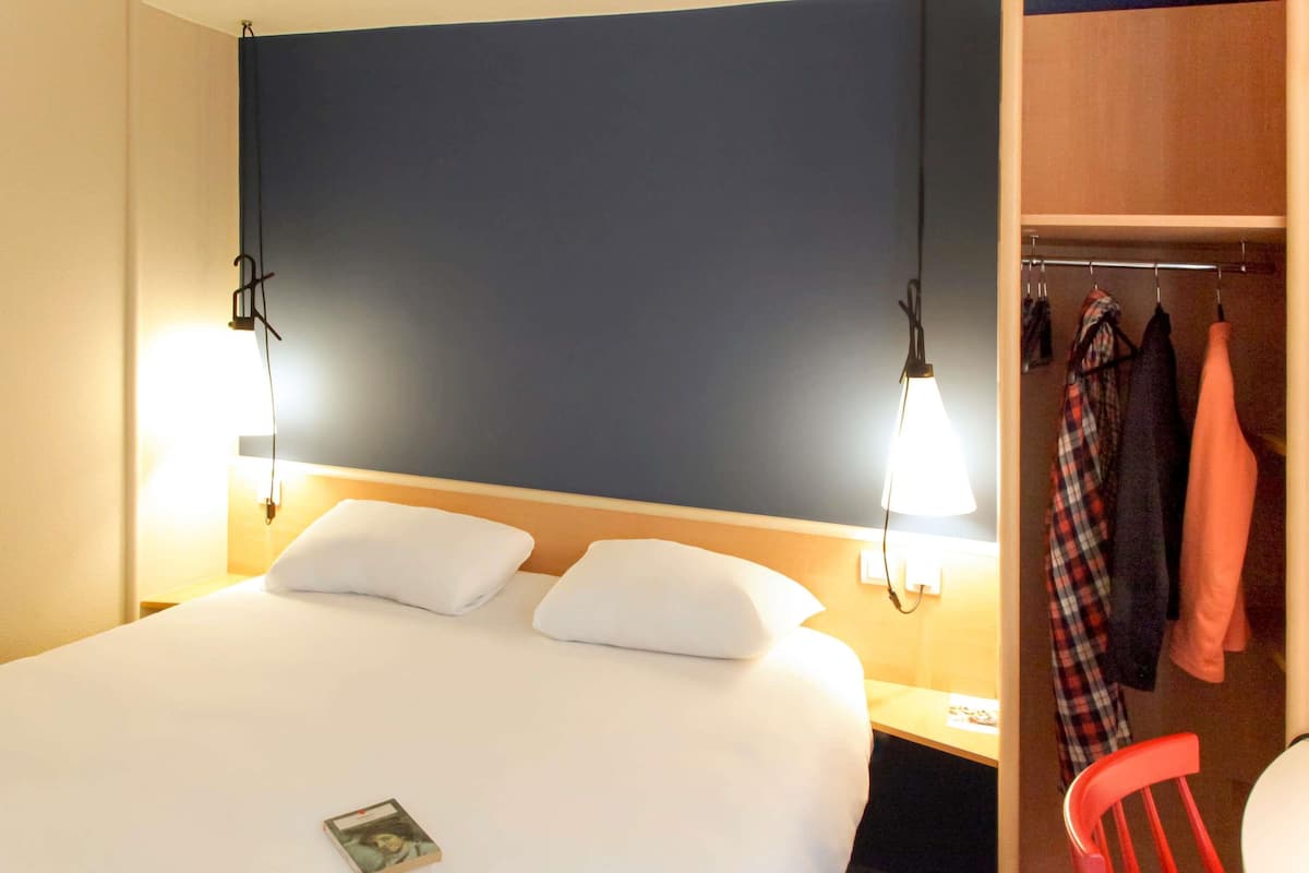 Verdunkelungsvorhänge, schallisolierte Zimmer, Bügeleisen/Bügelbrett