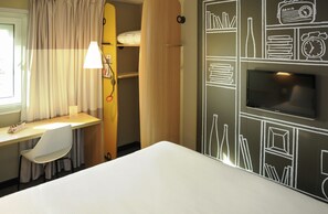 Desk, laptop workspace, blackout drapes, free WiFi - ibis Manchester Centre Princess Street (Manchester)
