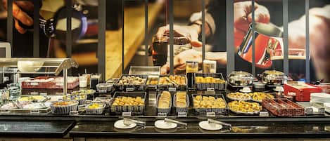 Desayuno buffet todos los días (GBP 12 por persona)