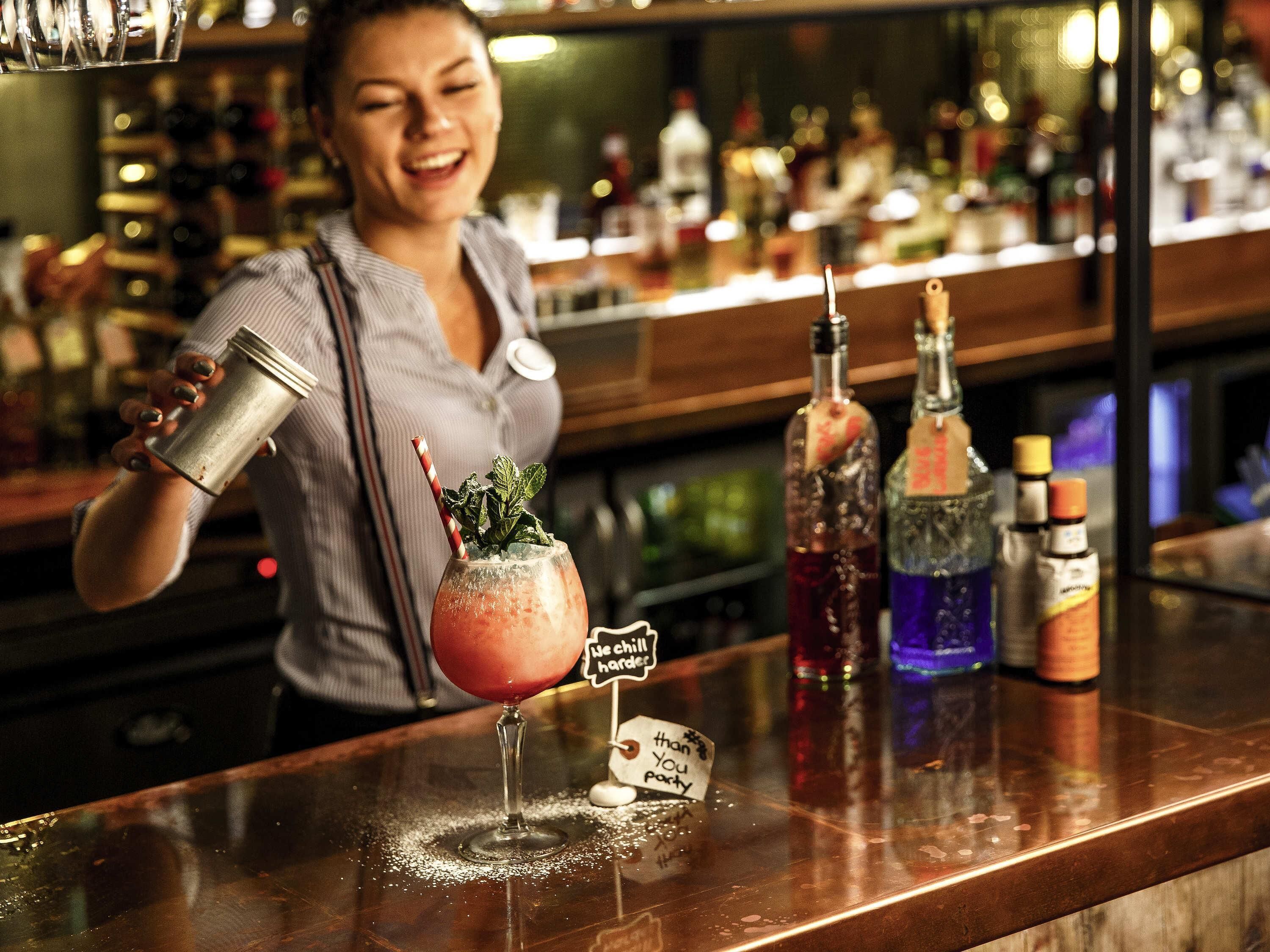 serves breakfast, lunch and dinner