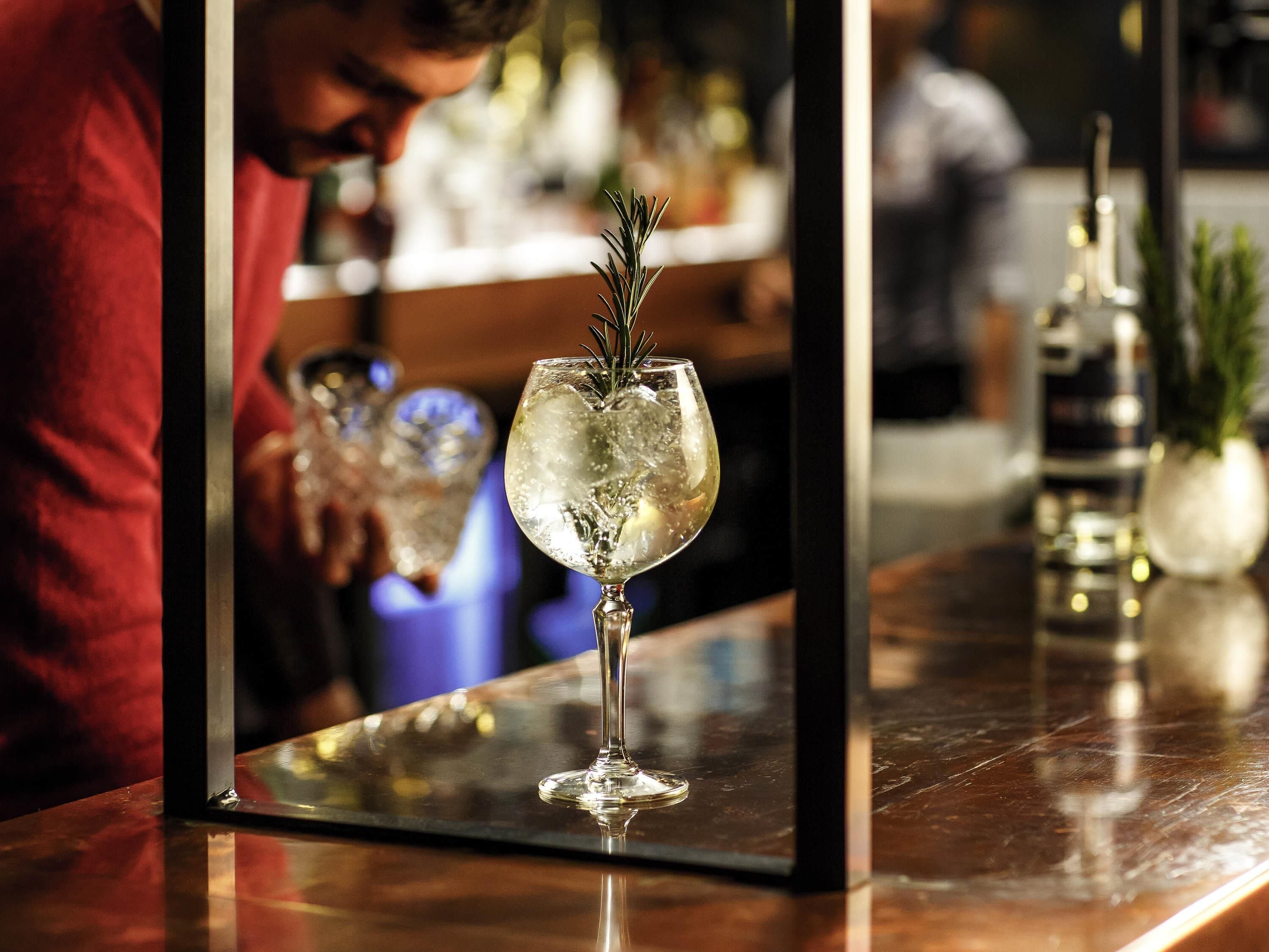 serves breakfast, lunch and dinner