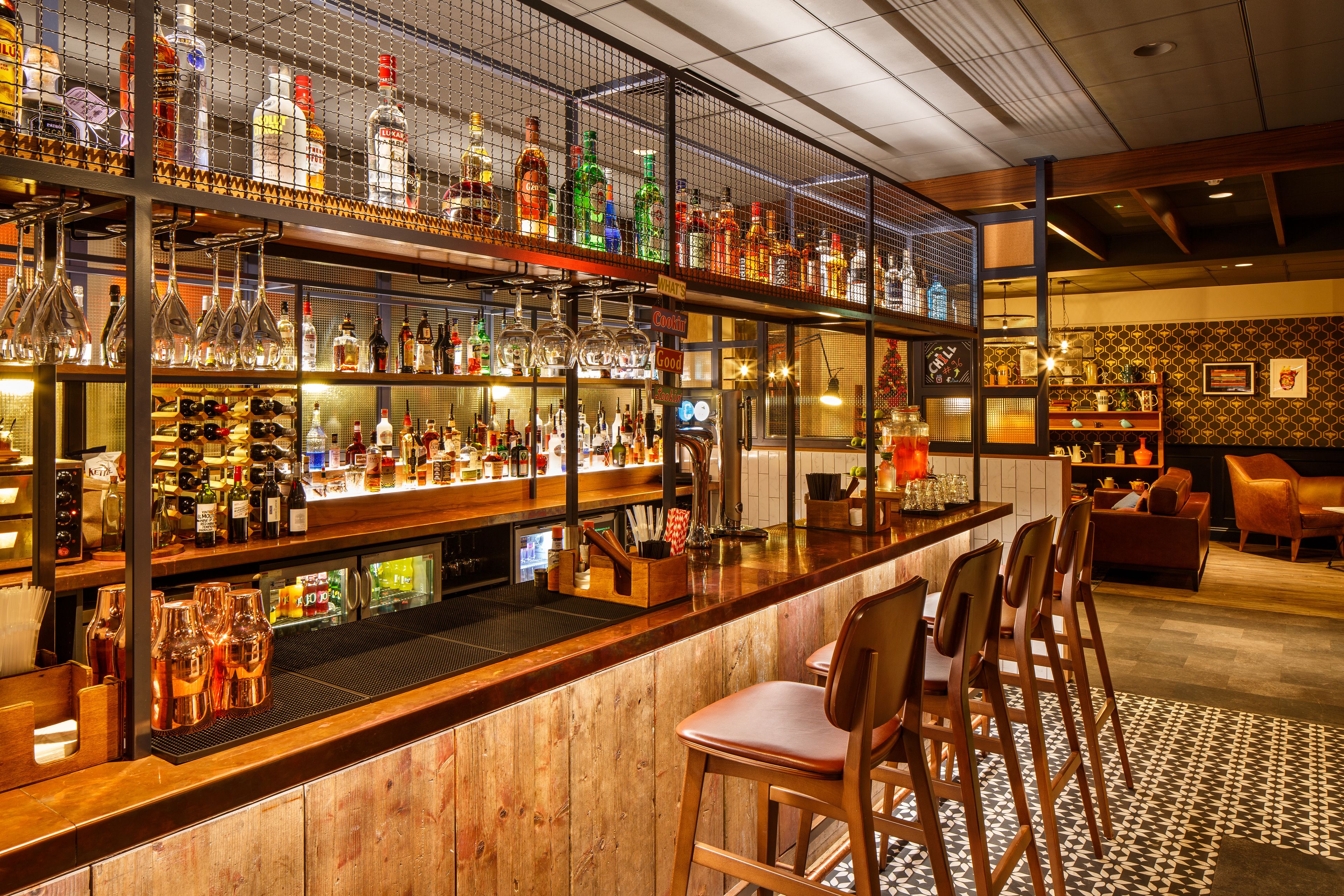 serves breakfast, lunch and dinner