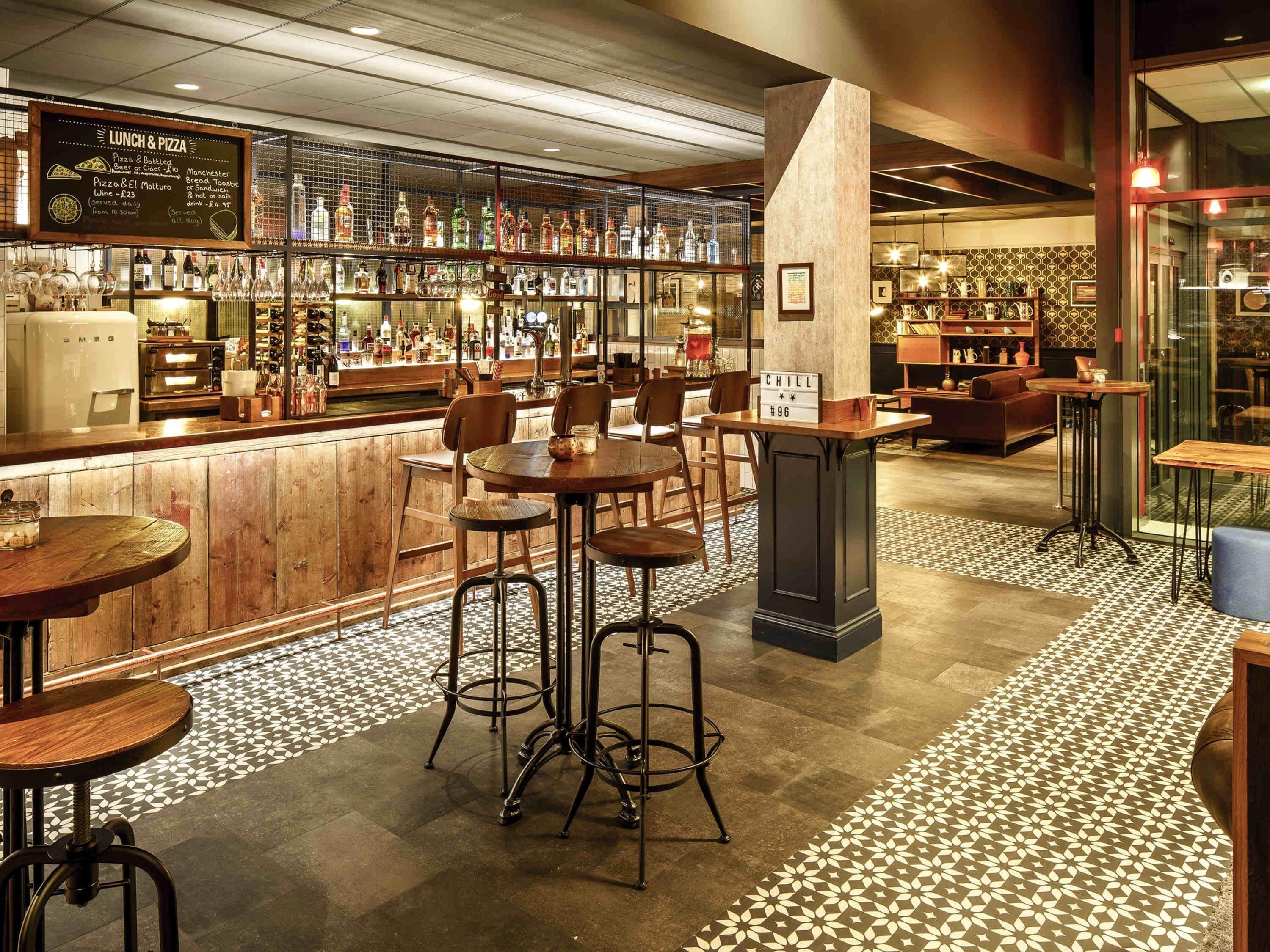 serves breakfast, lunch and dinner