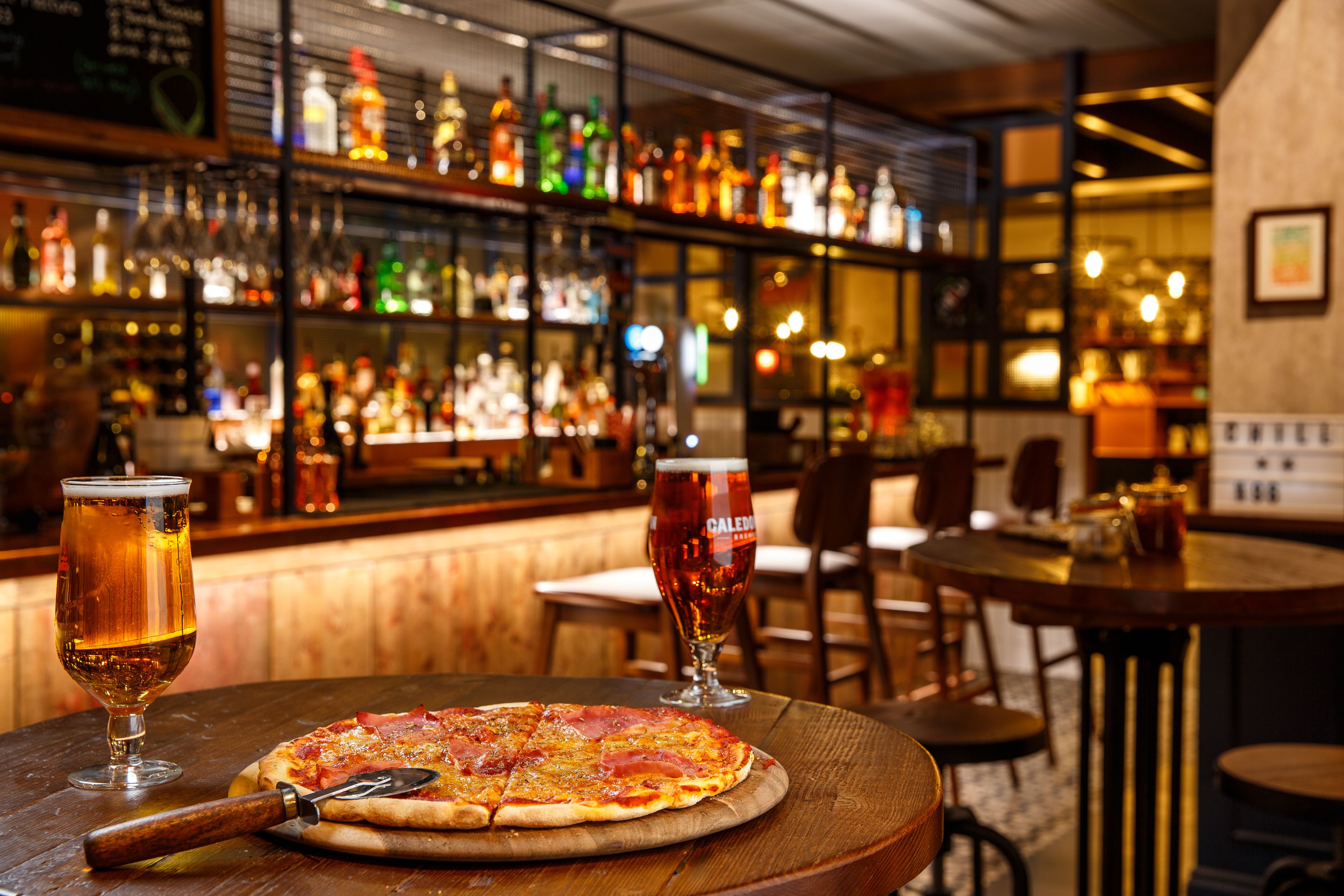 Ofereix esmorzars, dinars i sopars 