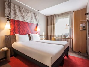 Chambre avec lits jumeaux, 2 lits une place (SweetRoom by Ibis) | Coffres-forts dans les chambres, bureau, chambres insonorisées