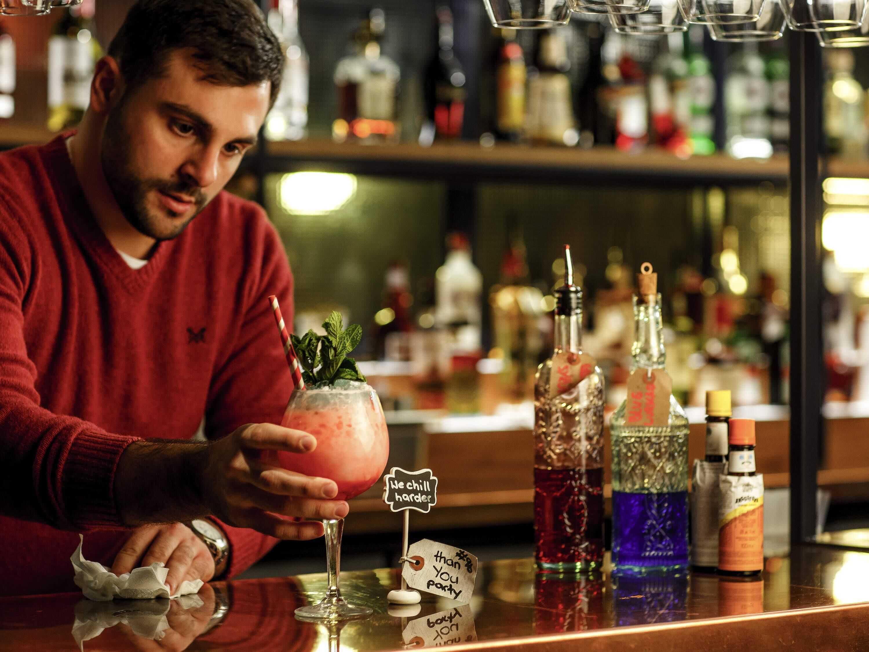 serves breakfast, lunch and dinner