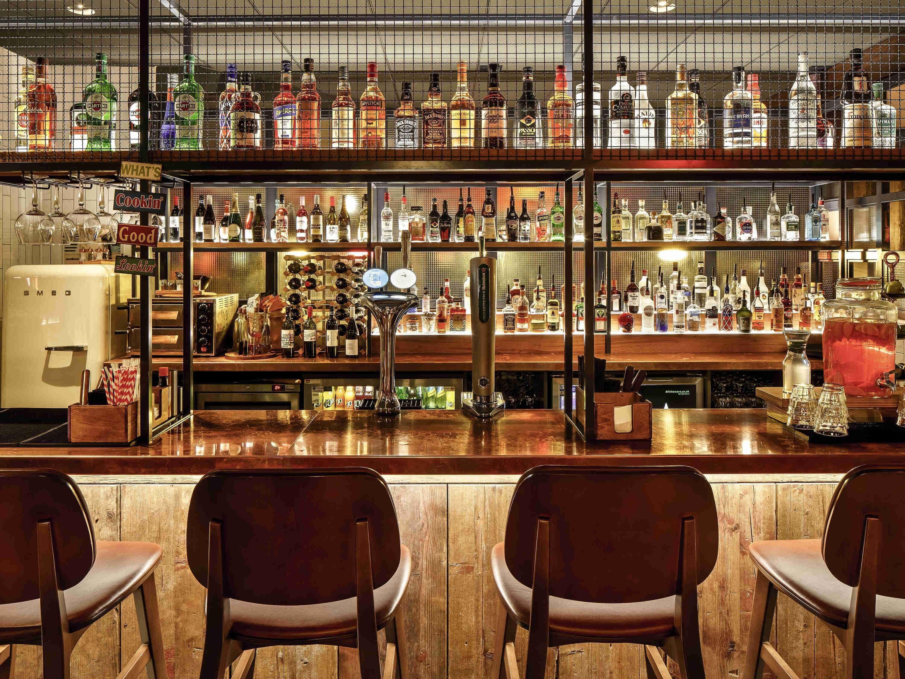 serves breakfast, lunch and dinner