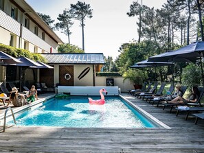 Seasonal outdoor pool, pool umbrellas, sun loungers - ibis Arcachon La Teste (La Teste-de-Buch)