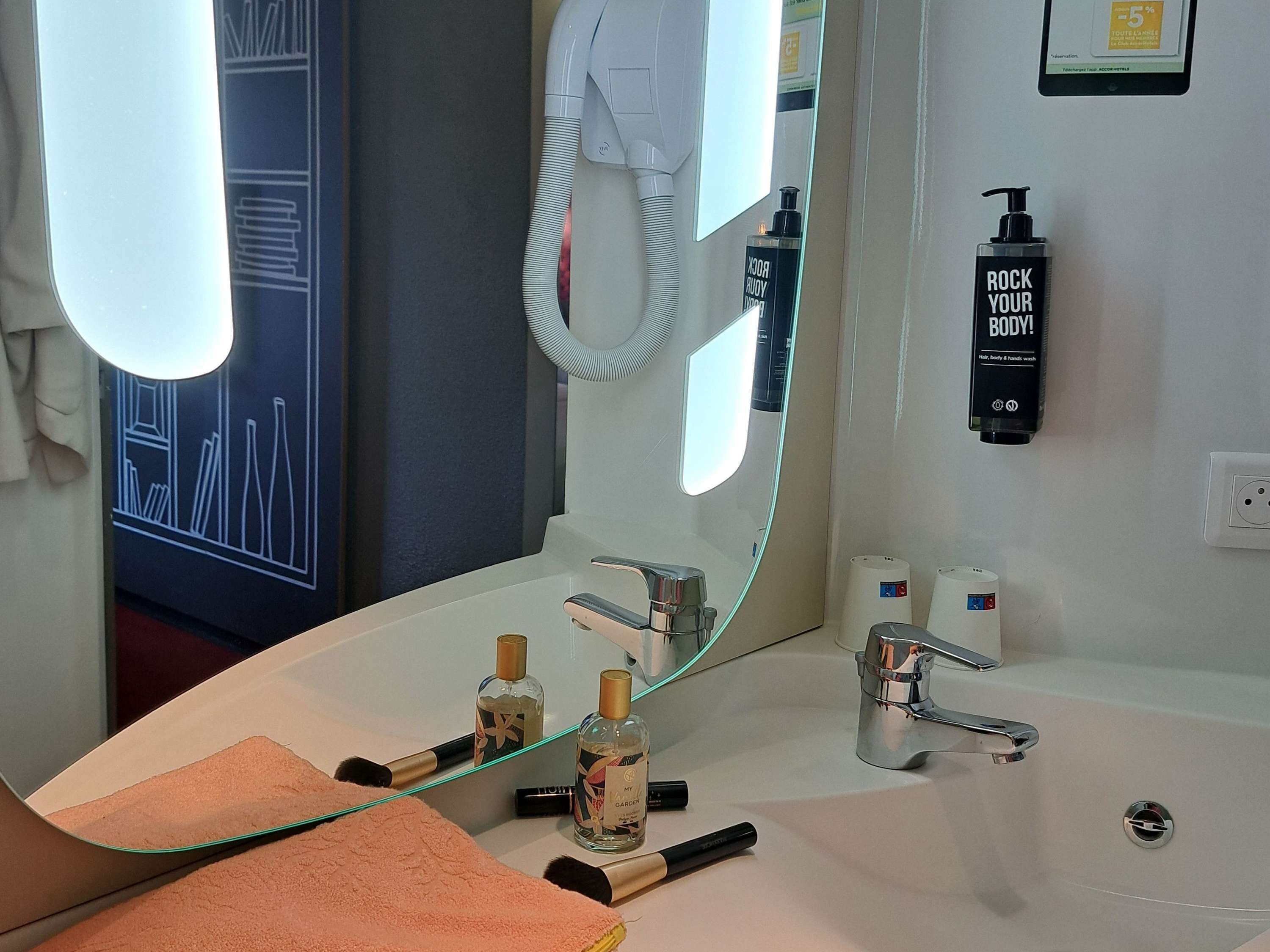 standard room, 2 single beds | bathroom | eco-friendly toiletries, hair dryer, towels