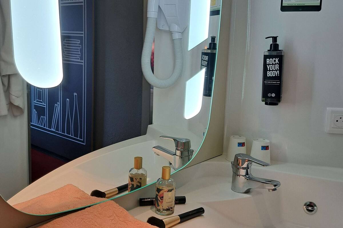 standard room, 2 single beds | bathroom | eco-friendly toiletries, hair dryer, towels