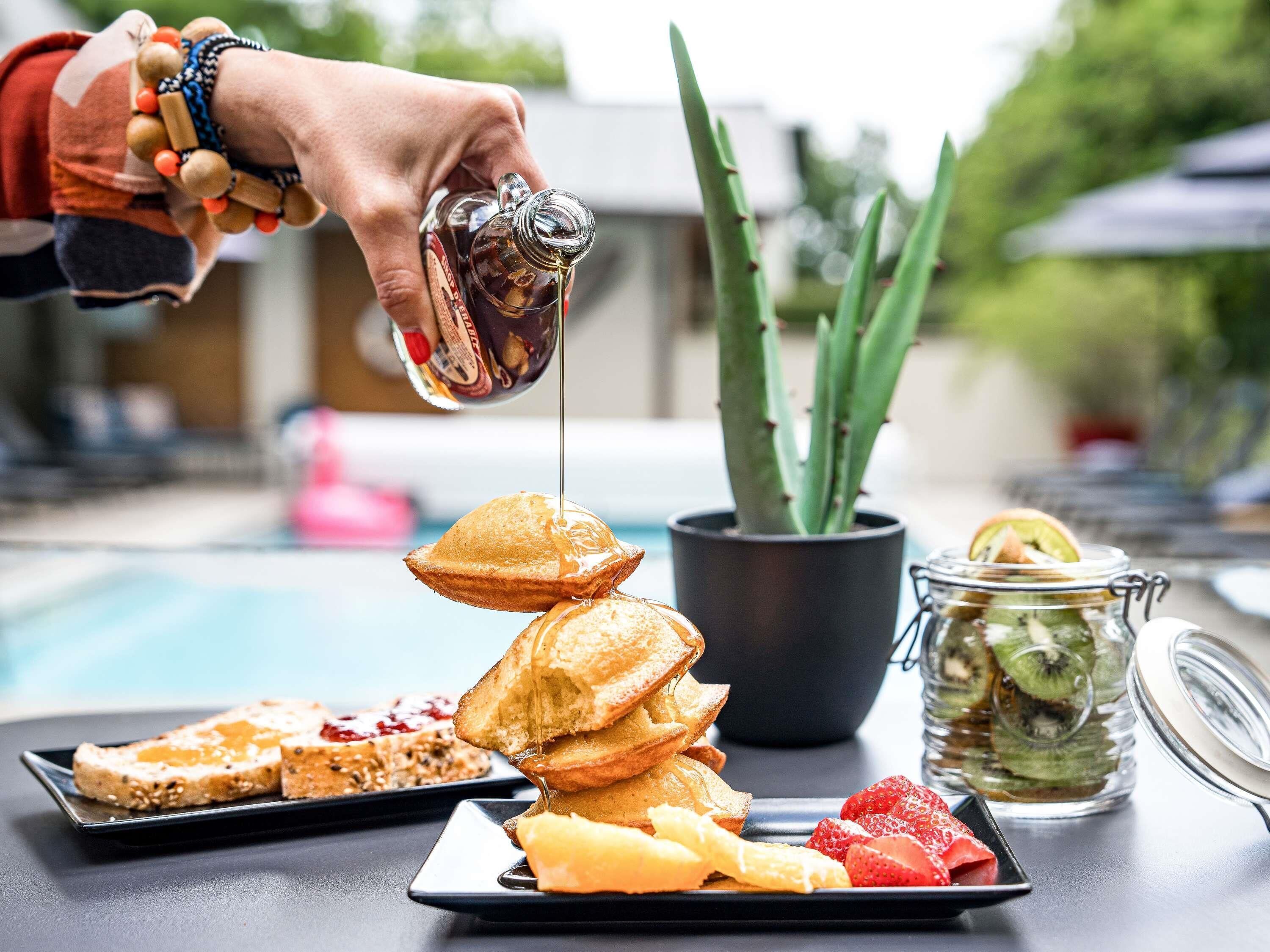 Sarapan bufet setiap hari (EUR 13.9 seorang) 