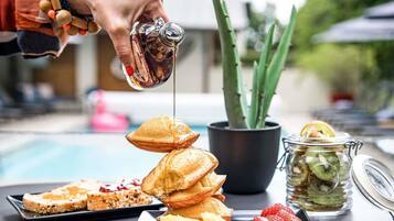 Desayuno buffet diario (EUR 13.9 por persona)