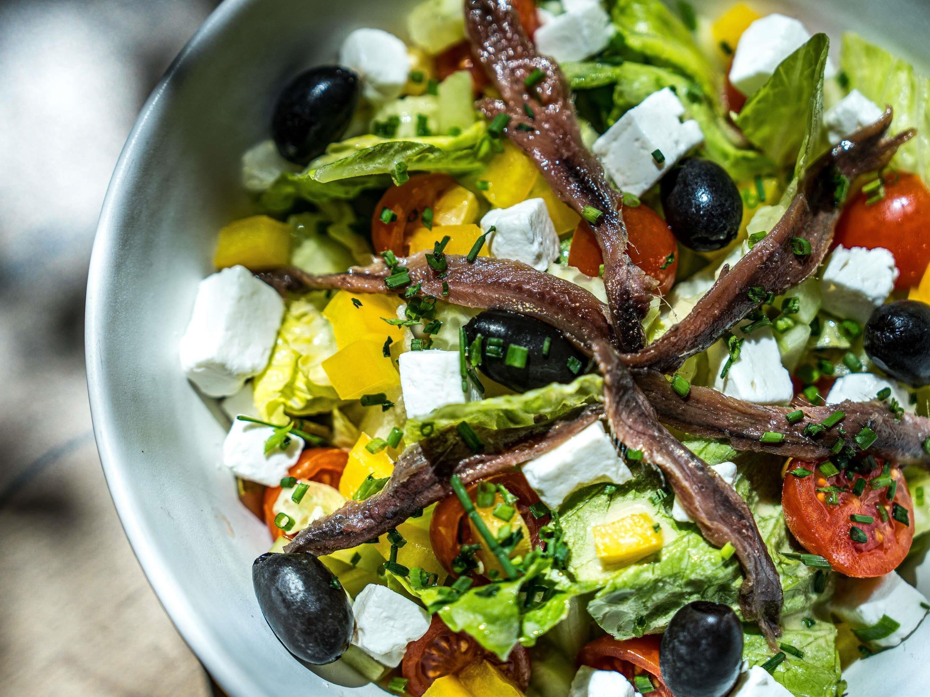 Ensalada con diversos ingredientes.