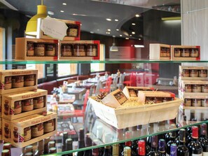 Déjeuner, dîner et souper servis sur place, vue sur la piscine