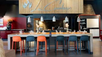 Melayani sarapan dan makan siang dengan pemandangan kolam renang