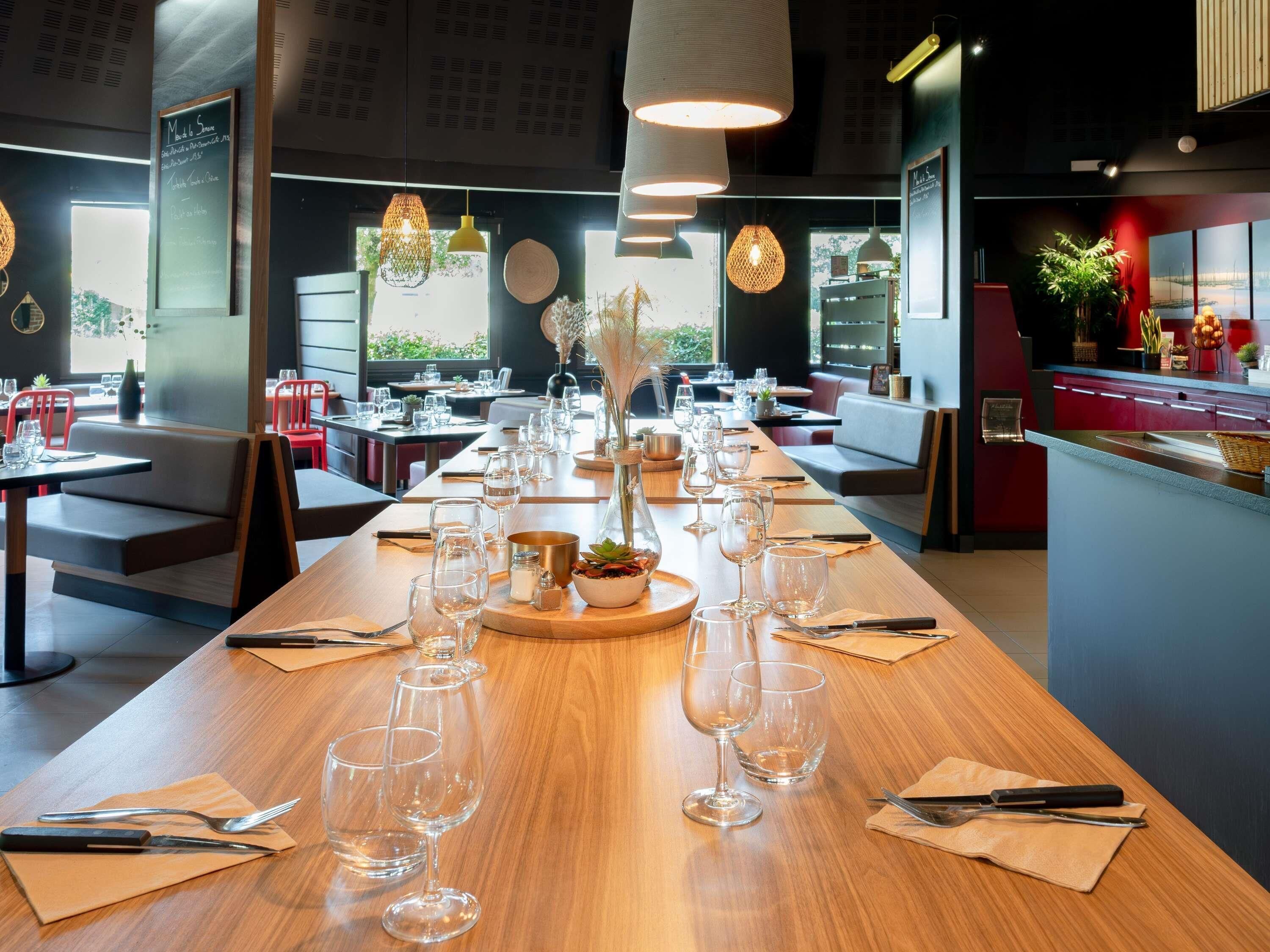 breakfast, lunch, dinner served; international cuisine, pool views