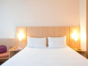 Rom – standard, 1 dobbeltseng | Sengetøy av topp kvalitet, skrivebord og strykejern/-brett