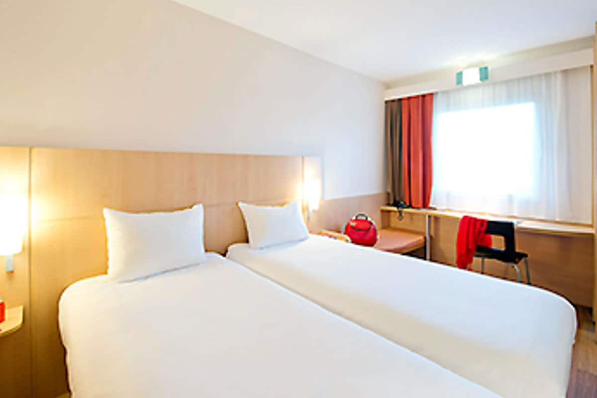 Premium bedding, desk, iron/ironing board, free cribs/infant beds